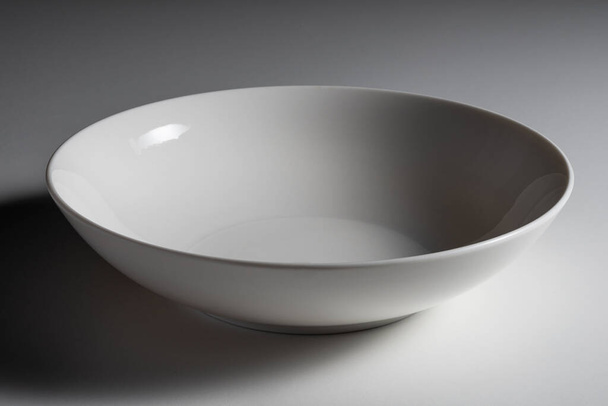 Elegante piatto da minestra bianco vuoto isolato su sfondo bianco - Foto, immagini
