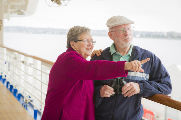 Idősebb pár élvezi a fedélzetre egy sétahajó - Fotó, kép