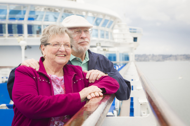 Starší pár, kteří požívají na palubu výletní lodi - Fotografie, Obrázek