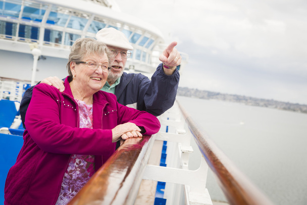 Coppia anziana che gode del ponte di una nave da crociera
 - Foto, immagini
