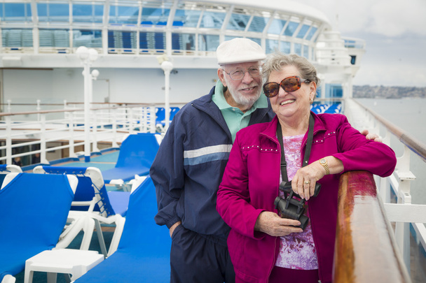 Старшая пара наслаждается палубой круизного судна
 - Фото, изображение