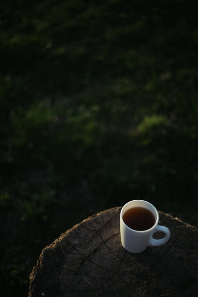 mok koffie, thee op een houten statief - Foto, afbeelding