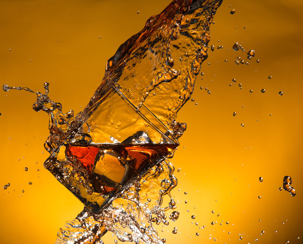 Whiskey with ice with liquid splash - Fotografie, Obrázek