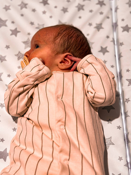 Yeni doğmuş bir erkek bebeğin güzel bir portresi. Bu fotoğraf hastanedeki Sezaryen Bölümü tarafından teslim edildikten birkaç saat sonra çekildi.. - Fotoğraf, Görsel