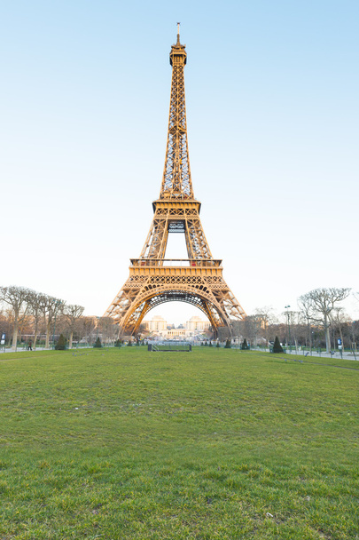 Torre Eiffel bajo el cielo azul
 - Foto, Imagen