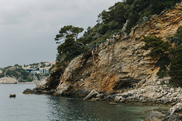 Increíble vista del mar Adriático y las rocas cerca de Dubrovnik, Croacia. Destino de viaje en Croacia. - Foto, imagen