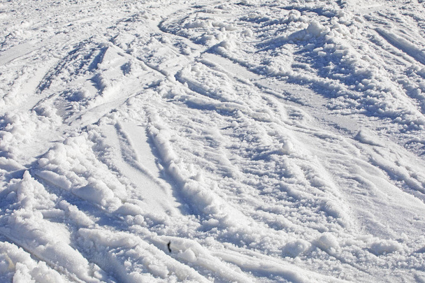 elvont háttér fehér hó nyomait síelők egy napsütéses napon - Fotó, kép