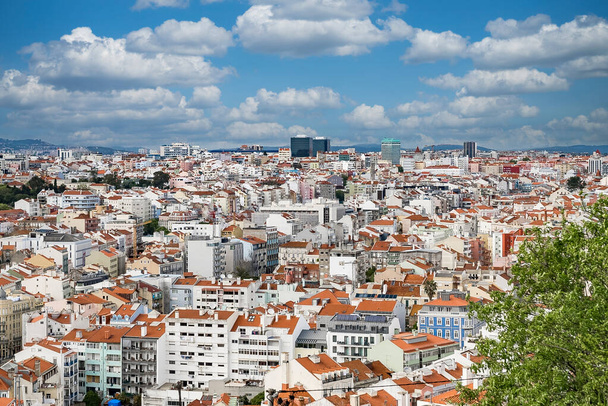 Lisboa, Portugal. 9 de abril de 2022: Paisaje urbano y panorámico de los barrios de la ciudad.  - Foto, imagen