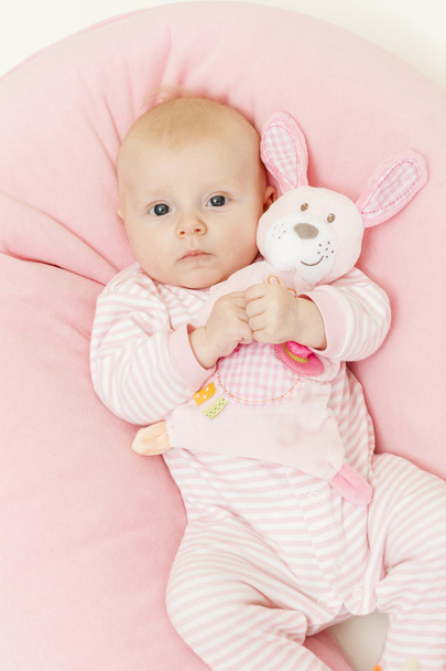 portrait de bébé fille de trois mois tenant un jouet
 - Photo, image