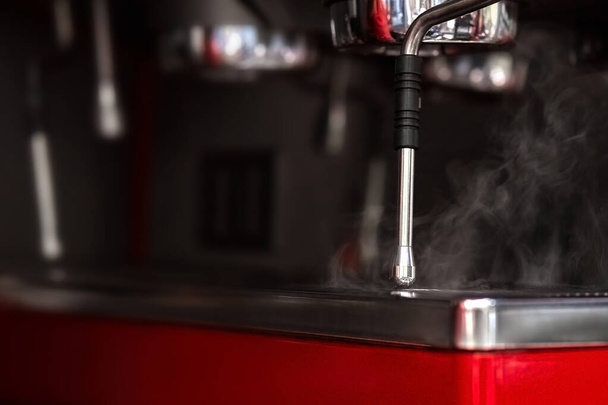 Parte di una macchina per il caffè. Vapore con vapore proveniente da esso - Foto, immagini