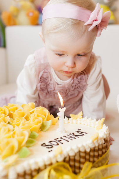 onun doğum günü pastası ile yürümeye başlayan çocuk kız portresi - Fotoğraf, Görsel
