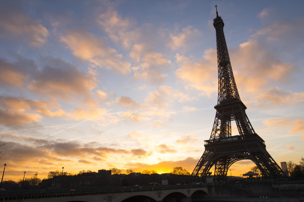 Torre Eiffel con cielo nublado
 - Foto, Imagen