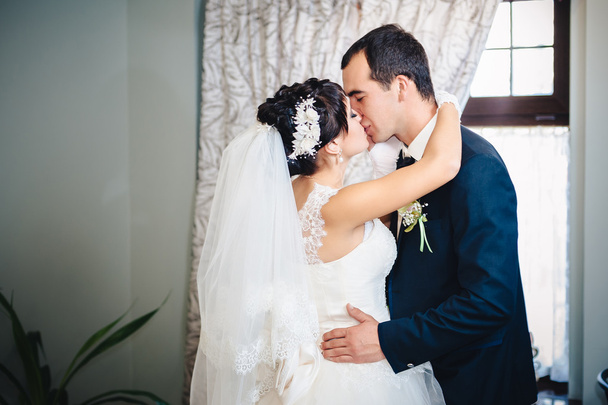 Güzel gelin ve damat dansı üzerinde onların düğün kutlama lüks bir restoranda düğün - Fotoğraf, Görsel