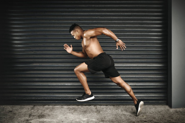 Gömleksiz, siyahi ya da hız, spor, enerji ya da sağlık konusunda hızlı koşan biri. Hızlı, kaslı ya da erkek koşucu planlama, fikir ya da hayal olarak kardiyo, eğitim ya da güç performansı. - Fotoğraf, Görsel