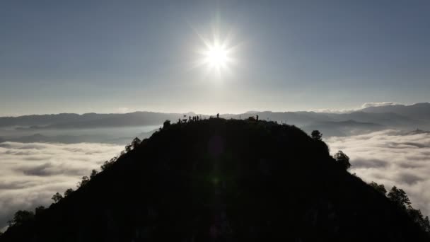 Gunungsilipat tepesinden geçen hava uçuşu sisi, Betong, Yala, Tayland denizini gözler önüne serdi. - Video, Çekim