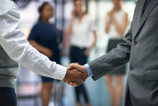 Handshake, negócio e homens de negócios no escritório para parceria, colaboração ou acordo b2b. Bem-vindo, saudação e hr apertando as mãos com o candidato para onboarding, contratação ou recrutamento no local de trabalho - Foto, Imagem