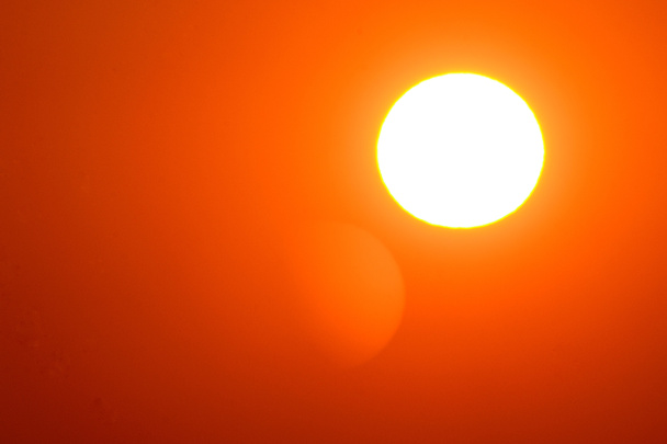 яркое белое солнце с оранжевой деталью
 - Фото, изображение