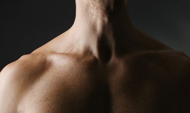 Muscle young man close up - Foto, afbeelding
