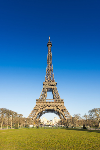 Eiffel-torony, kék ég alatt - Fotó, kép