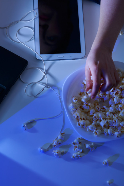 Modern technology and popcorn - Φωτογραφία, εικόνα