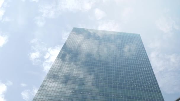 Moderne Bürohochhäuser im Finanzviertel der Stadt. Ein Blick auf moderne Brillen, moderne Gebäude mit klarem Himmel im Hintergrund - Filmmaterial, Video