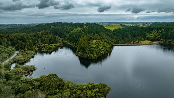 Κηφήνας προοπτική της λίμνης Mangamahoe Taranaki περιβάλλεται από δάσος - Φωτογραφία, εικόνα