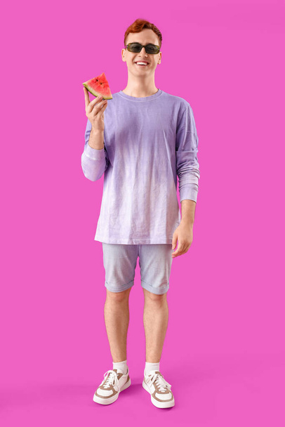 Nuori punapää mies aurinkolasit siivu tuoretta vesimelonia violetti tausta - Valokuva, kuva