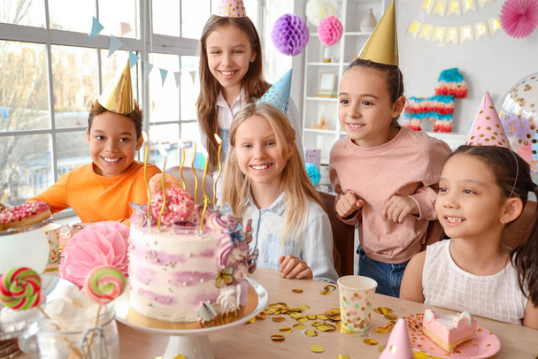 Söpö pienet lapset syntymäpäivä kakku pöydällä juhlissa - Valokuva, kuva