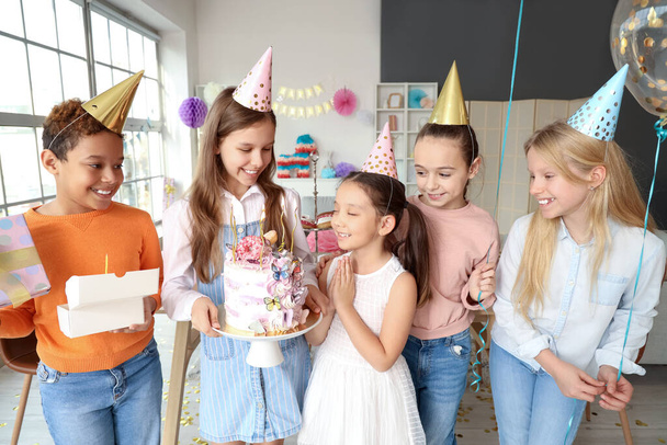 Roztomilé malé děti s narozeninovým dortem a dárky na párty - Fotografie, Obrázek