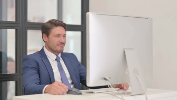 Онлайн відео чат середнього віку бізнесмен на робочому столі - Кадри, відео