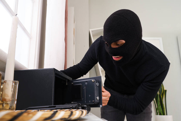 男性泥棒が部屋の金庫に侵入 - 写真・画像