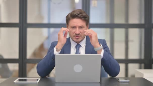 Déprimé Moyen Age Homme d'affaires ayant mal à la tête au travail, Migraine - Séquence, vidéo