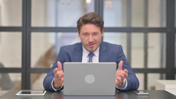 Spannend Middeleeuws zakenman viert succes op laptop - Video