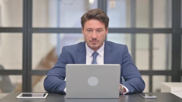 Középkorú üzletember elhagyja az irodát, miután dolgozott a Laptop - Felvétel, videó