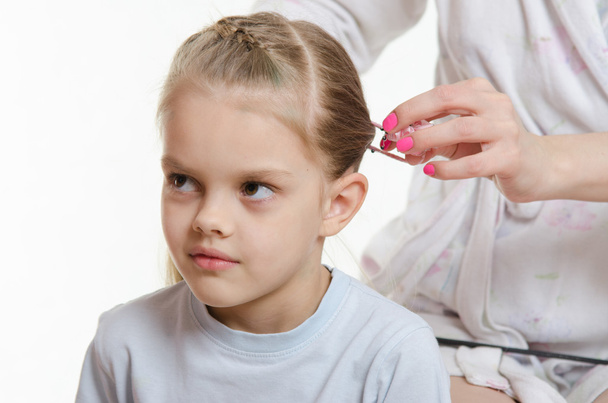 Mamá trenzas cabello seis años hija
 - Foto, Imagen