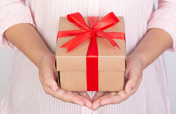 Frauen Hand hält Geschenkbox isoliert auf weißem Hintergrund - Foto, Bild