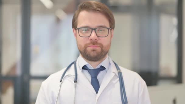 Portret uśmiechający się lekarza w klinice - Materiał filmowy, wideo