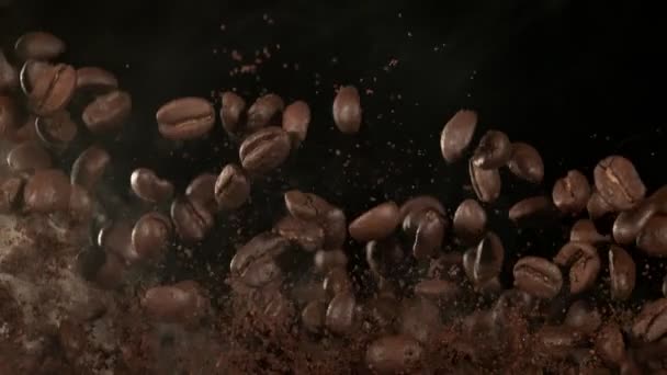 Super Slow Motion Shot von fliegenden Premium-Kaffeebohnen, gemahlenem Kaffee und Rauch bei 1000fps. Gefilmt mit High-Speed-Kinokamera, 4k. - Filmmaterial, Video