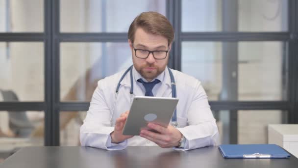 Lekarz robi czat wideo z pacjentem na tablecie w szpitalu - Materiał filmowy, wideo