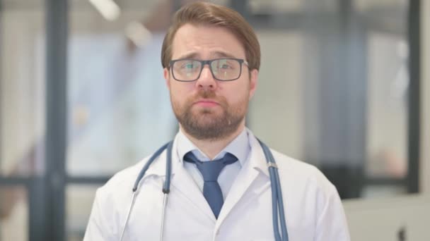 Portret van het stoppen van dokter het beperken van patiënt - Video