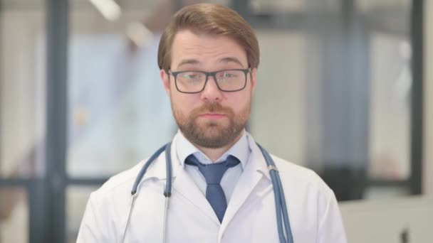 Porträt eines Arztes, der auf die Kamera zeigt - Filmmaterial, Video