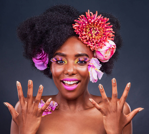 Kwiaty, manicure i portret afro czarnej kobiety w studio na ciemnym tle dla naturalnych kosmetyków. Twarz, dłonie lub makijaż i młoda modelka z proteą we włosach do estetycznego odnowy biologicznej w spa. - Zdjęcie, obraz