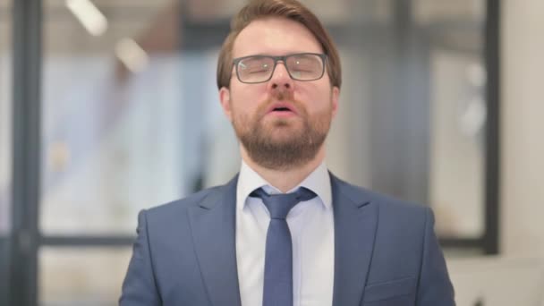 Retrato del hombre de negocios de mediana edad reaccionando al fracaso - Imágenes, Vídeo