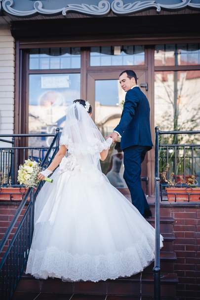 Bride and groom standing on stairs - Valokuva, kuva