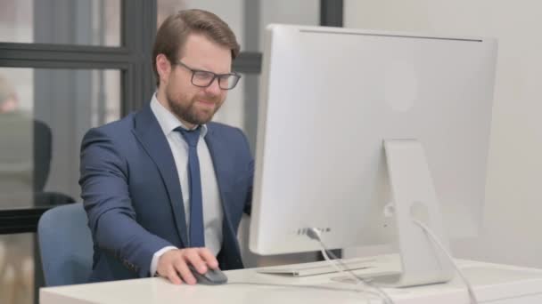 Jeune homme d'affaires avec Migraine Travailler sur ordinateur - Séquence, vidéo