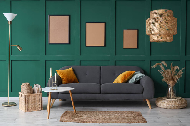 Elegante interno di soggiorno verde con accogliente divano, tavolino e moquette - Foto, immagini