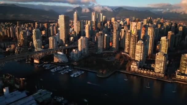 Vancouverin keskustan maanpäällinen siirtymä. Pilvenpiirtäjiä ja vuoria. Brittiläinen Kolumbia, Kanada. - Materiaali, video