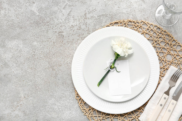 灰色の背景に美しい花のテーブル設定 - 写真・画像