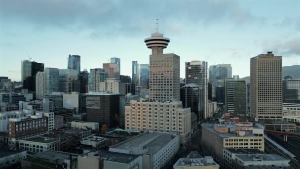Luftaufnahme des Vancouver Lookout im Harbour Centre, British Columbia, Kanada. Die Innenstadt ist im Hintergrund.  - Filmmaterial, Video