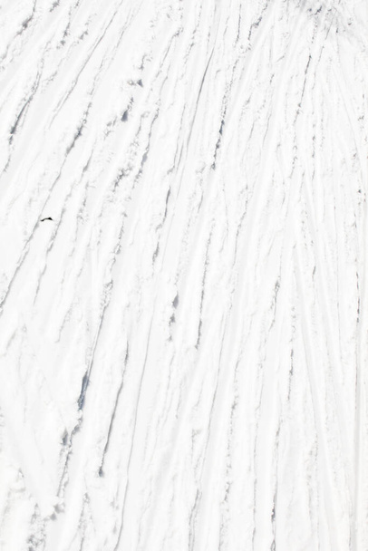 abstrakcyjne tło białego śniegu ze śladami narciarzy w słoneczny dzień - Zdjęcie, obraz
